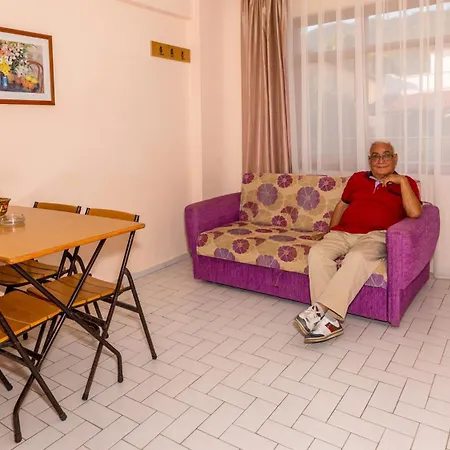 Uestuen 公寓式酒店 马尔马里斯