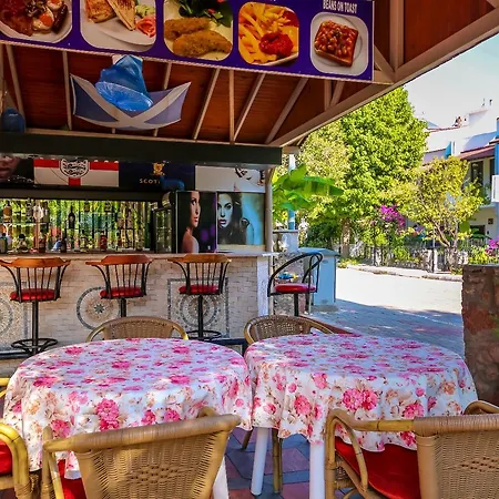 Uestuen Μαρμαρίς